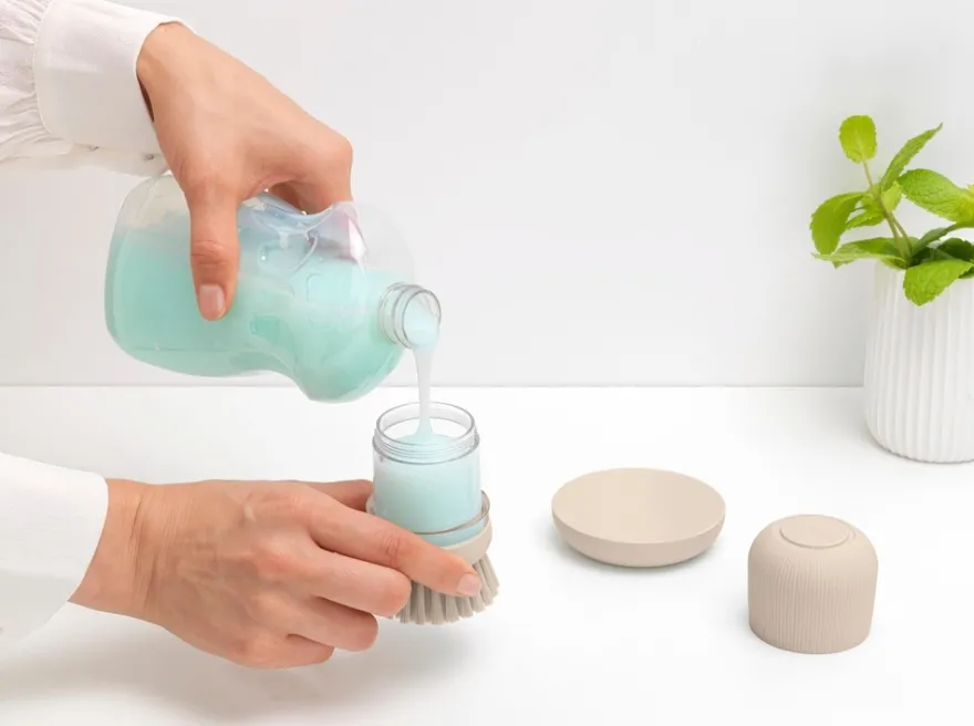 Brabantia SinkSide saippuaa annosteleva tiskiharja