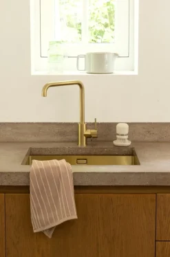 Brabantia SinkSide saippuaa annosteleva tiskiharja