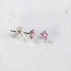 Cailap Hopeakorvakorut tähti vaaleanpunaisella kivellä