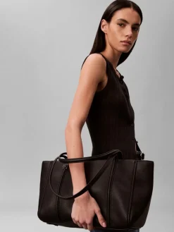 Calvin Klein Emblem hw tote olkakassi