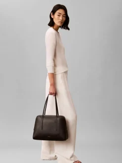 Calvin Klein Foil logo bowling olkalaukku