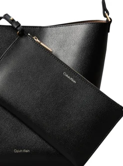 Calvin Klein Foil logo m bucket olkalaukku