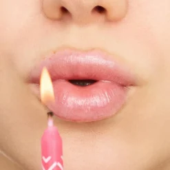essence BIRTHDAY BOMB shiny lipgloss 01 Cake My Day! 10 ml