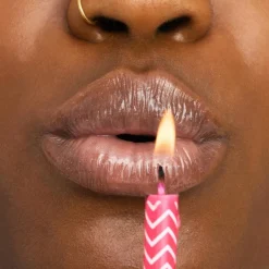essence BIRTHDAY BOMB shiny lipgloss 01 Cake My Day! 10 ml