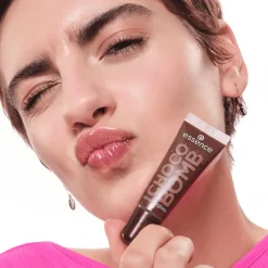 essence CHOCO BOMB shiny lipgloss 01 Chocoholic! 10 ml