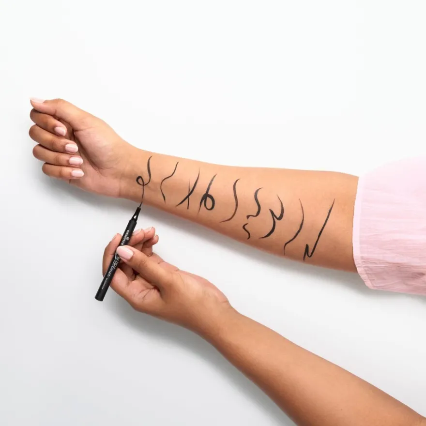 essence tiny tip liner WATERPROOF 01 Deep Black 1.1 ml
