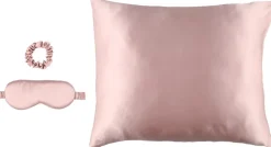 Fanni K lahjapakkaus Silk tyynyliina 50 x 60 cm, unimaski ja hiuslenkki vaaleanpunainen