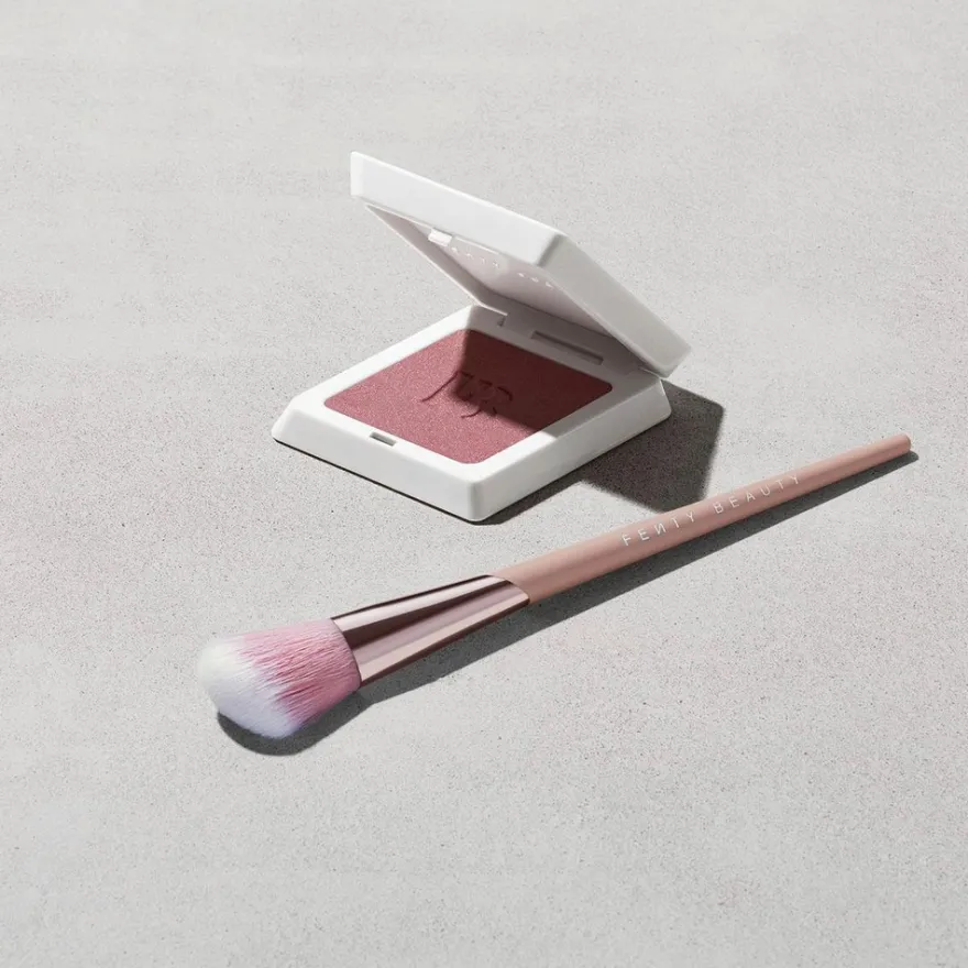 FENTY BEAUTY Brush & Tools Blush Brush 155 sivellin