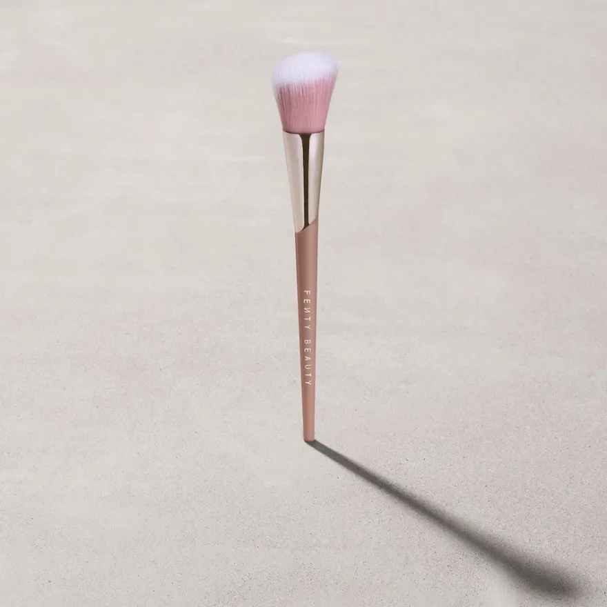 FENTY BEAUTY Brush & Tools Blush Brush 155 sivellin