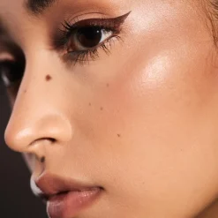 Fenty Beauty Flyliner Longwear Liquid Eyeliner nestemäinen silmänrajausväri 0,55 ml