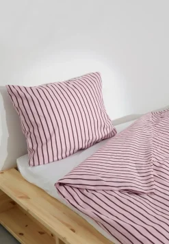 Åhléns Home Nora raidallinen pussilakanasetti 150x210+50x60 cm pinkki/burgundi