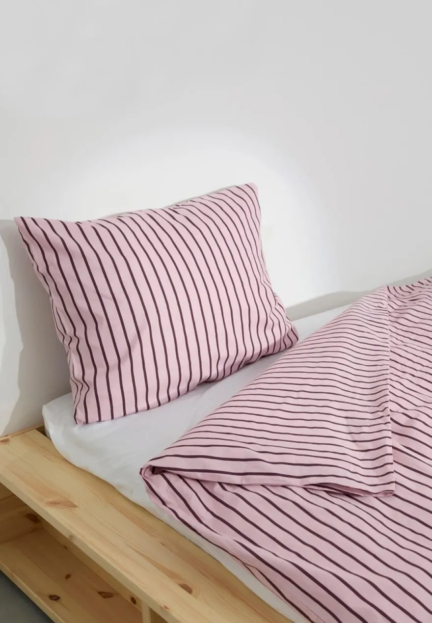 Åhléns Home Nora raidallinen pussilakanasetti 150x210+50x60 cm pinkki/burgundi