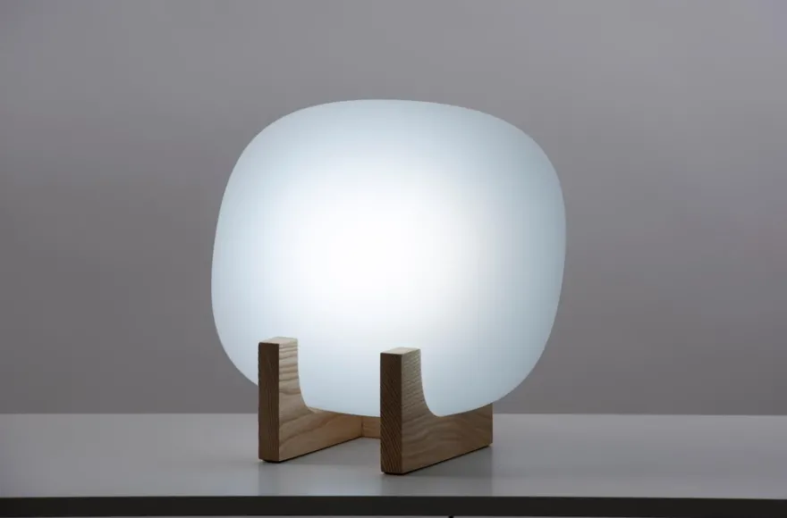 Innolux kirkasvalo Lempi 25W Led, opaalivalk kupu sekä mattalakattu massiivisaarni jalusta