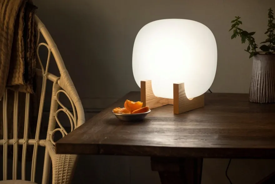 Innolux kirkasvalo Lempi 25W Led, opaalivalk kupu sekä mattalakattu massiivisaarni jalusta