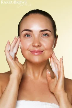 KakkoBrows Cosmetics Ripsien ja kulmien pesuvaahto
