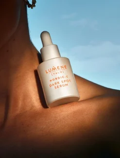 Lumene VALO Kirkastava & pigmenttiläiskiä häivyttävä seerumi 30ml