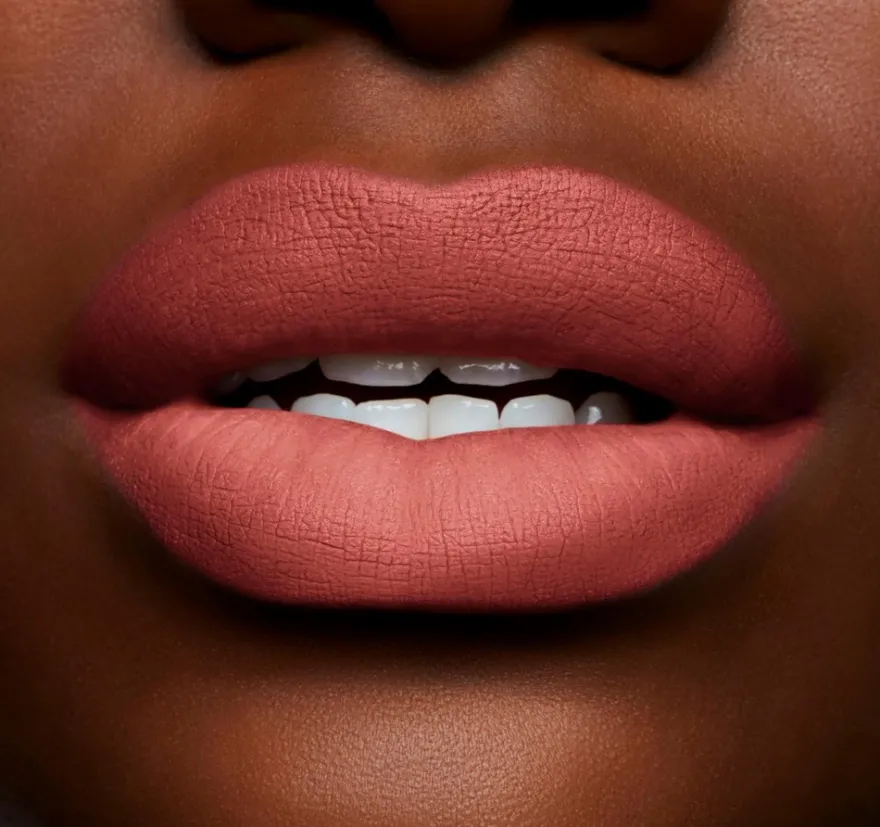 MAC Cosmetics Powder Kiss Lip + Cheek Mousse -nestemäinen huulipuna 5 ml