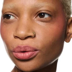 MAC Cosmetics Powder Kiss Lip + Cheek Mousse -nestemäinen huulipuna 5 ml