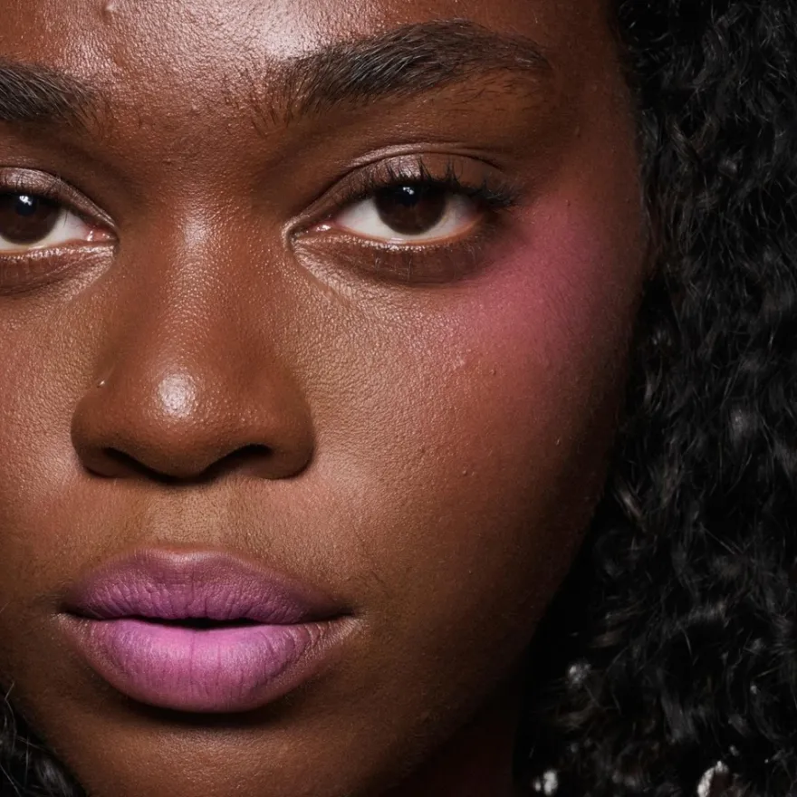 MAC Cosmetics Powder Kiss Lip + Cheek Mousse -nestemäinen huulipuna 5 ml
