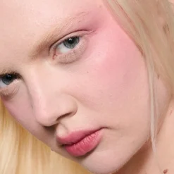 MAC Cosmetics Powder Kiss Lip + Cheek Mousse -nestemäinen huulipuna 5 ml