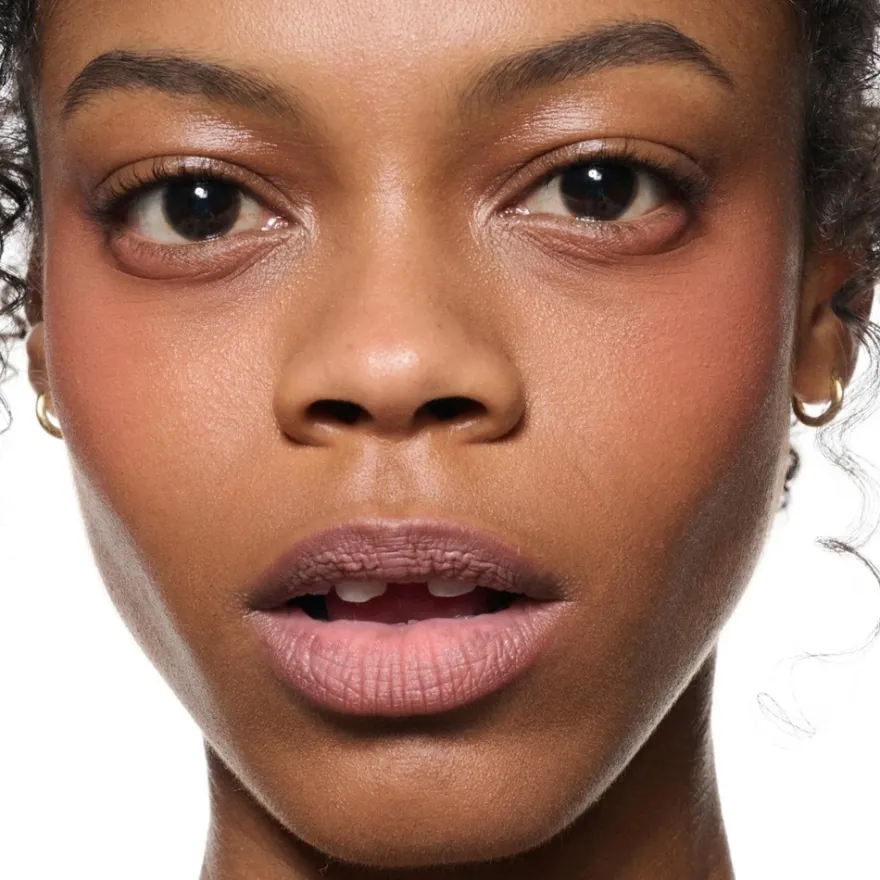 MAC Cosmetics Powder Kiss Lip + Cheek Mousse -nestemäinen huulipuna 5 ml