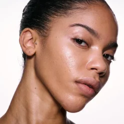 MAC Cosmetics Skinfinish Lightstruck Liquid Highlighter -korostusväri 15 ml