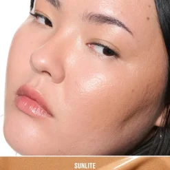 MAC Cosmetics Strobe Beam Liquid Bronzelighter -voidemainen varjostusväri 4,3 ml