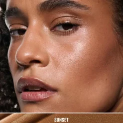 MAC Cosmetics Strobe Beam Liquid Bronzelighter -voidemainen varjostusväri 4,3 ml