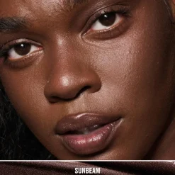 MAC Cosmetics Strobe Beam Liquid Bronzelighter -voidemainen varjostusväri 4,3 ml