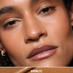 MAC Cosmetics Strobe Beam Liquid Bronzelighter -voidemainen varjostusväri 4,3 ml