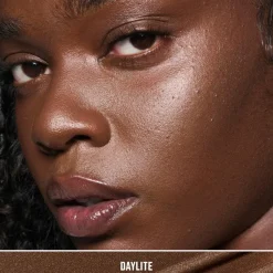 MAC Cosmetics Strobe Beam Liquid Bronzelighter -voidemainen varjostusväri 4,3 ml