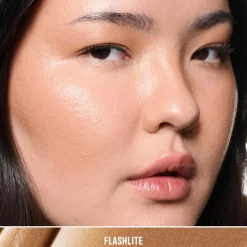 MAC Cosmetics Strobe Beam Liquid Bronzelighter -voidemainen varjostusväri 4,3 ml