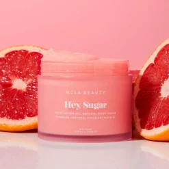 NCLA Beauty Hey, Sugar Pink Grapefruit Body Scrub vartalokuorinta 250 g