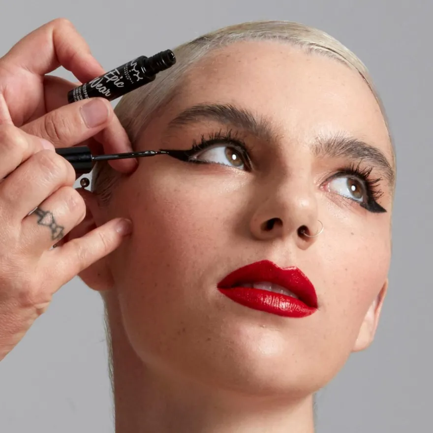 NYX Professional Makeup Epic Wear Semi Permanent Liquid Liner silmänrajauskynä 3,5 ml