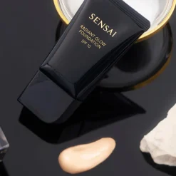 Sensai Radiant Glow Foundation SPF 10 meikkivoide 30 ml