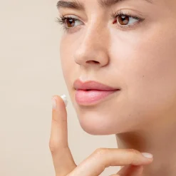 SENSAI Total Lip Treatment huultenympärysihon hoitovoide 15 ml