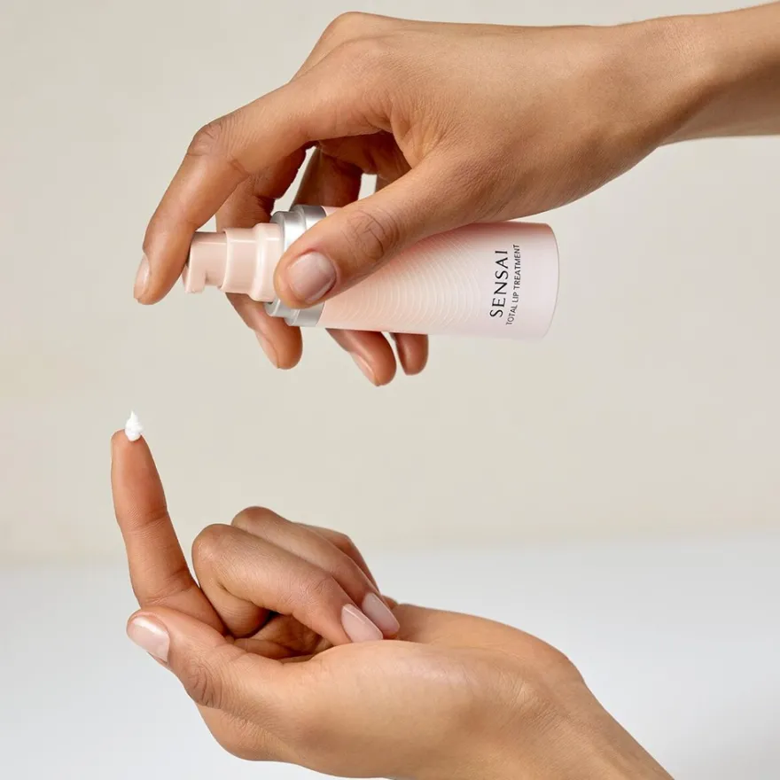 SENSAI Total Lip Treatment huultenympärysihon hoitovoide 15 ml