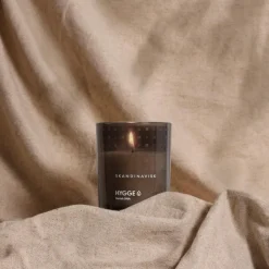 Skandinavisk HYGGE Tuoksukynttilä puukannella 200g, ruskea