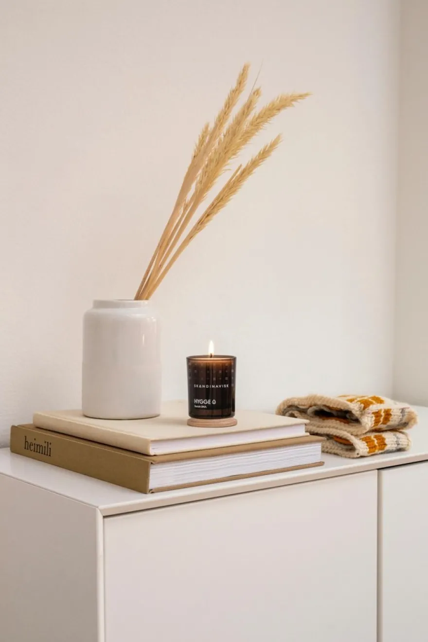Skandinavisk HYGGE Tuoksukynttilä puukannella 65g, ruskea