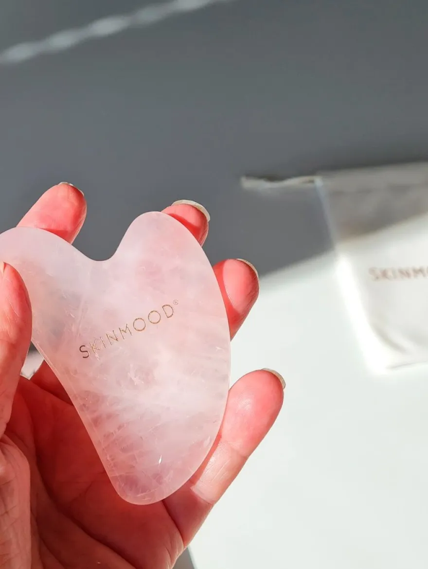 SkinMood® Gua sha hierontakivi ruusukvartsia