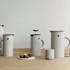 Stelton EM77 termoskannu 1,0 l, vaaleanharmaa