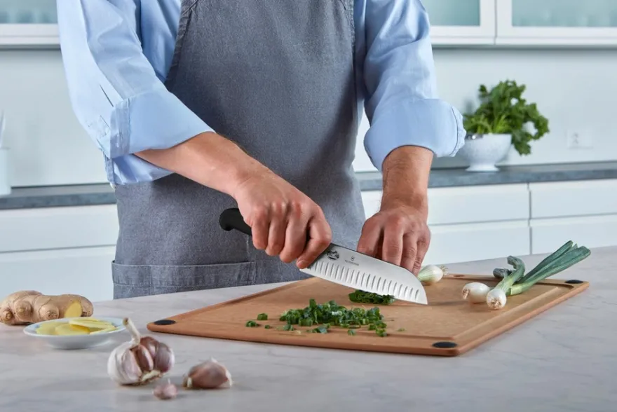 Victorinox Santoku 17 cm ovaalihiottu