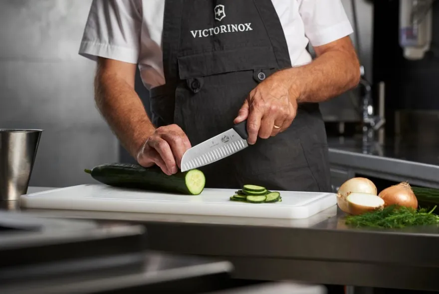 Victorinox Santoku 17 cm ovaalihiottu