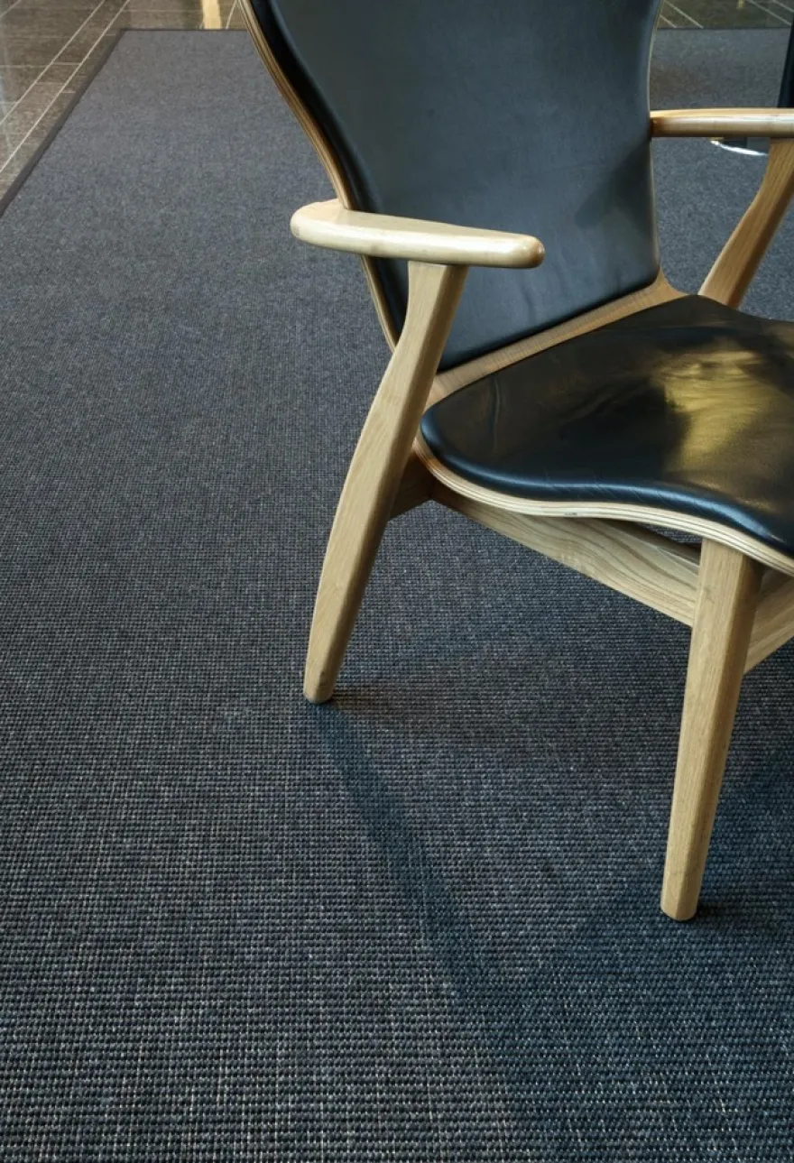 VM Carpet villa-paperinarumatto Esmeralda 79 musta